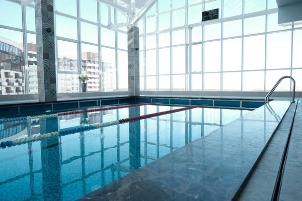 Pourquoi opter pour un garde-corps en verre pour votre piscine ?