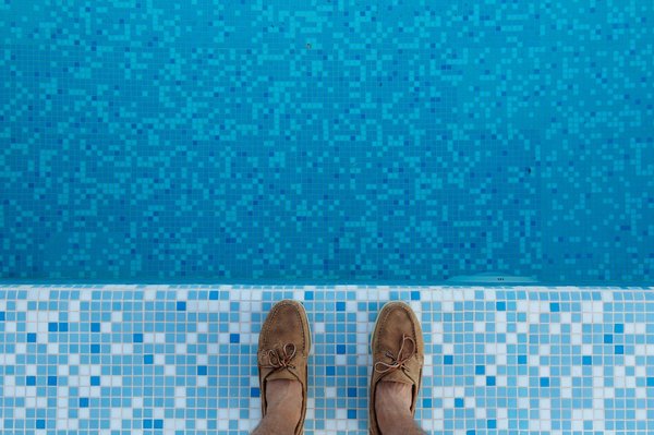 Quels sont les avantages d'une piscine avec un fond ajustable pour les familles?
